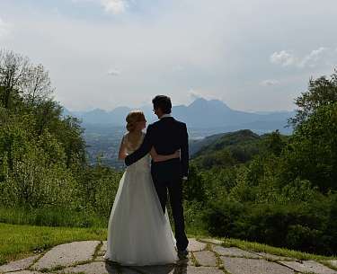 Sposi si godono la vista su Salisburgo Sposi si godono la vista su Salisburgo