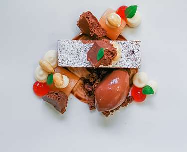 Variazione al cioccolato con rabarbaro e mandorle Variazione al cioccolato con rabarbaro e mandorle