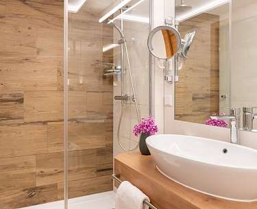 Doppelzimmer Komfort l Badezimmer 125 min Doppelzimmer Komfort l Badezimmer 125 min